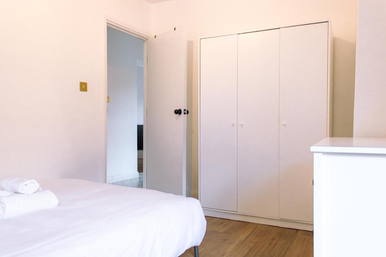 Nice 4 Bedroom Apartment Near City Centre 2-Min Walk To Metro !! Business & Family Friendly!! London Luaran gambar