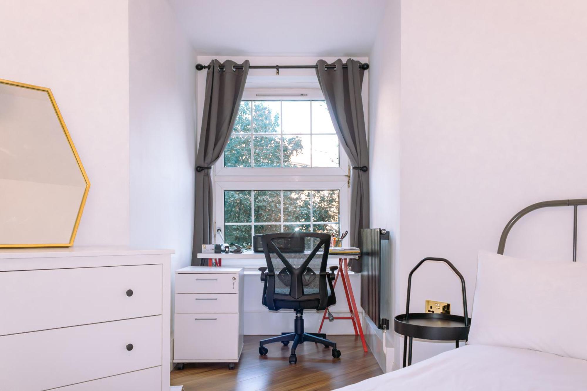 Nice 4 Bedroom Apartment Near City Centre 2-Min Walk To Metro !! Business & Family Friendly!! London Luaran gambar